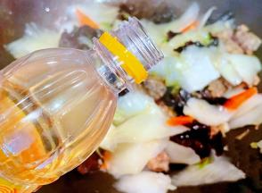 倒入米醋烹出醋溜的味道