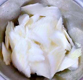 白菜梗洗净沥干水份便成薄片
