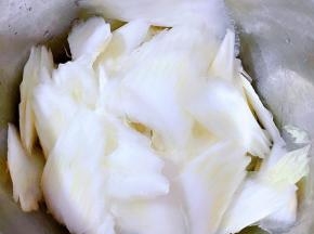 白菜梗洗净沥干水份便成薄片