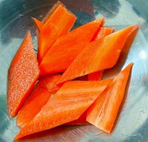 胡萝卜去皮洗净沥干水份切成马蹄片