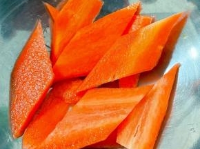 胡萝卜去皮洗净沥干水份切成马蹄片