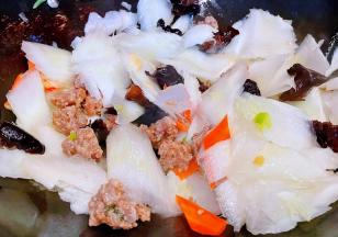 放入白菜梗炒出水份再放入胡萝卜、木耳、猪肉丸
