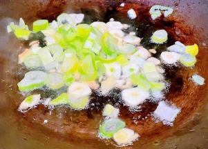 锅中倒入底油加热放入葱姜蒜爆香