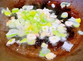 锅中倒入底油加热放入葱姜蒜爆香