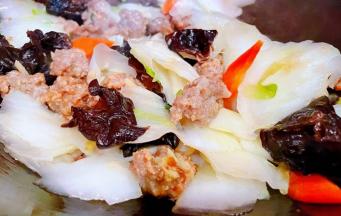 放入盐大火快速翻炒均匀