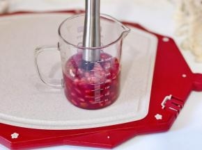 一半的果肉压成汁。