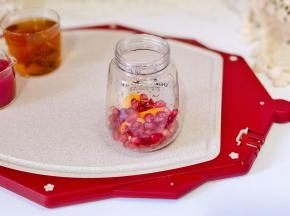 首先将金桔，石榴果肉放入杯中。