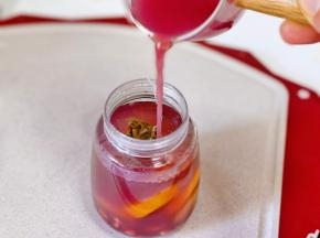 再倒入茶，石榴汁。