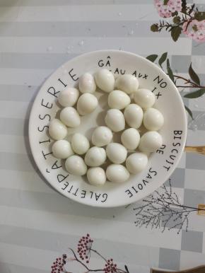 鹌鹑蛋煮熟，剥皮备用！（也可以用鸡蛋来代替鹌鹑蛋！）