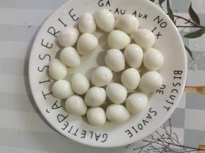 鹌鹑蛋煮熟，剥皮备用！（也可以用鸡蛋来代替鹌鹑蛋！）