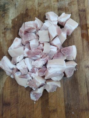 五花肉洗净，切成大一点的小块！（做红烧肉块要切的大一点儿，这样吃起来才过瘾！）