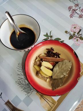 调一个红烧汁儿：生抽2勺，老抽1勺，蚝油2勺搅拌均匀调成红烧汁儿！生姜洗净切成片，八角3个，桂皮1块，香叶3片备用！