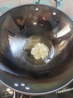 锅烧热放入适量的油，滑锅！这样炒肉的时候才不会粘锅！滑好后把油倒出，留少许底油，放入一小把冰糖炒个糖色！