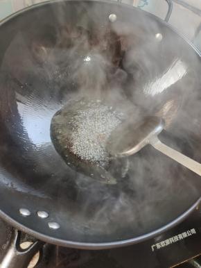 开中火把冰糖炒化，一边炒一边搅动，使冰糖受热均匀！冰糖融化后转小火继续翻炒！做红烧肉的糖色要嫩一点儿，炒成图片上的颜色（琥珀色）就可以了！切记不要炒的太老！