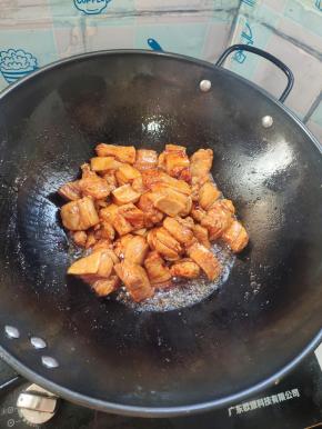 立马倒入五花肉，快速的翻动，使每个五花肉都沾满糖色！这时候一定要开小火，不然糖色会发苦！