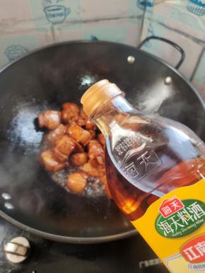 五花肉煸炒出油脂后，沿着锅边倒入适量的料酒！