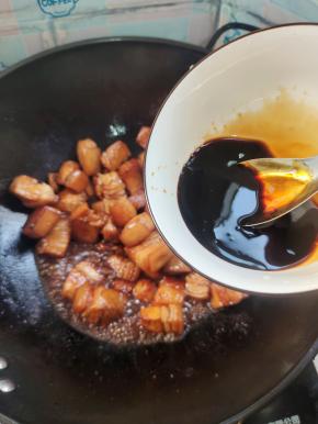 倒入提前调好的红烧汁儿翻炒均匀！