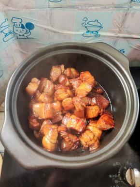 炒好的五花肉倒入砂锅中！