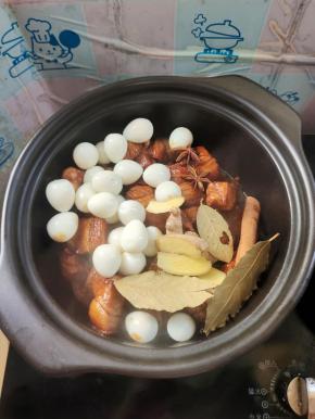 放入鹌鹑蛋，生姜，八角，桂皮，香叶！