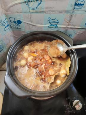 再倒入适量的开水！（水要一次性加够！以水完全淹没住五花肉即可！）烧开后，把表面的浮沫和油脂撇出来不要，这样做出来的五花肉才肥而不腻！