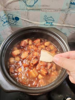 有条件的可以放一块白芷进去，去腥增香！没有不放也没关系！