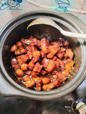 20分钟后，打开盖子，大火收汁儿！看到汤汁儿变得粘稠的时候，要不停的翻动，以免糊锅！