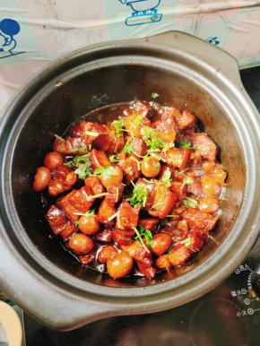 起锅前放入适量的鸡精和香菜翻炒均匀即可！