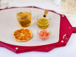 西柚百香果龙井茶：西柚果肉，西柚干。龙井茶开水泡好，百香果肉。