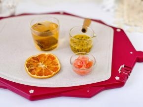 西柚百香果龙井茶：西柚果肉，西柚干。龙井茶开水泡好，百香果肉。