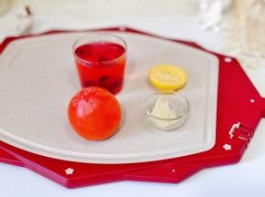 洛神花柿子柠檬茶：柿子，柠檬，洛神花开水冲泡，冰糖。