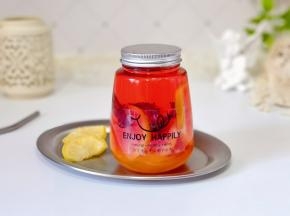 柿子去皮放入杯中+柠檬片+洛神花茶+冰糖。