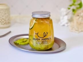 猕猴桃泥倒入杯中+青柠片+玫瑰花茶。