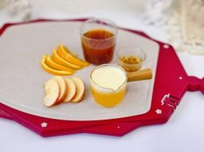 苹果香橙蜂蜜红茶：苹果切片，香橙一半切片，一半榨汁，桂花蜂蜜，红茶开水冲泡。