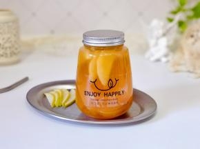 金桔酱倒入杯中+梨片+梨汁+乌龙茶。