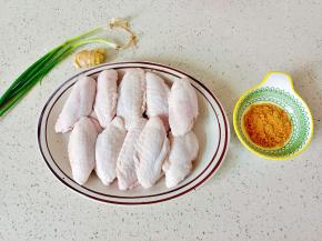 准备鸡翅中10个，盐焗粉，葱姜。