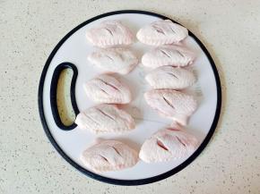 鸡翅清洗后控干水份，正反面各划两下，腌制时便于入味。