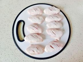 鸡翅清洗后控干水份，正反面各划两下，腌制时便于入味。
