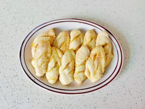 带上一次性手套，给每个鸡翅都按摩一遍。