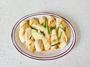 加上葱姜拌均匀腌制1小时。