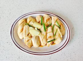 加上葱姜拌均匀腌制1小时。