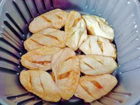 腌制好的鸡翅码在空气炸锅上，200度烤20分钟。