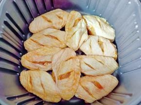 腌制好的鸡翅码在空气炸锅上，200度烤20分钟。