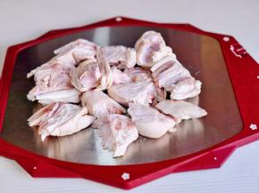 猪蹄洗净切小块。