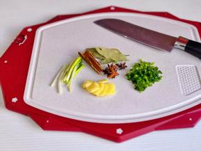 葱姜蒜去皮切好。