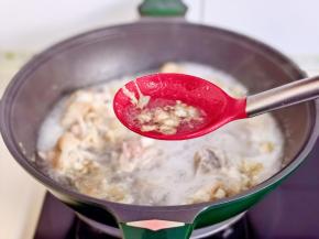 撇出浮沫煮3分钟，捞出温水冲洗干净。