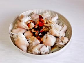 猪蹄装盘，加入料酒，生抽，蚝油。