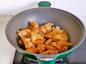 起油锅，加入猪蹄煎至2分钟。