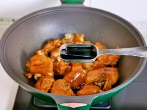 加入老抽，腌汁。