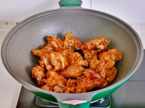 小火翻炒2分钟。