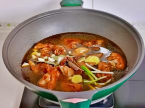 加水，葱姜蒜，八角桂皮香叶，冰糖，盖上盖子炖40分钟左右。